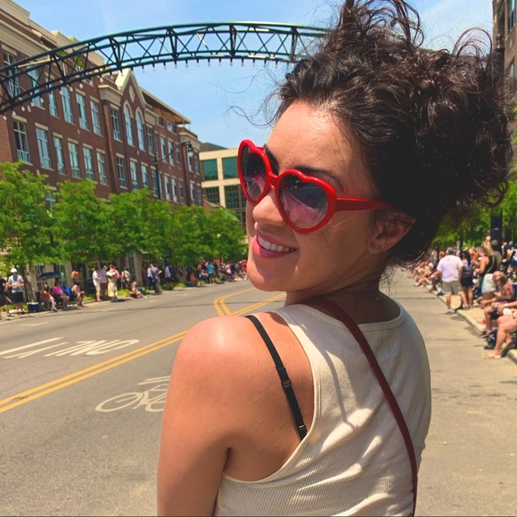 Meet your Posher, Laura - Picture 1 of 1